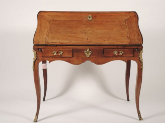 Vente aux enchères Bureau de pente Louis XV, en merisier  ouvrant à un abattant et deux t