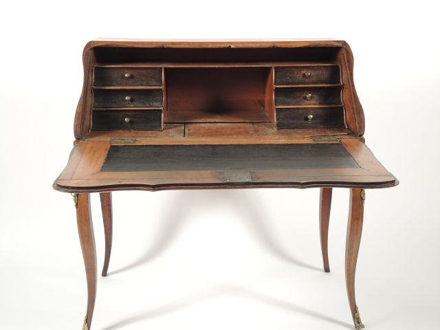 Bureau de pente Louis XV, en merisier  ouvrant à un abattant et deux t