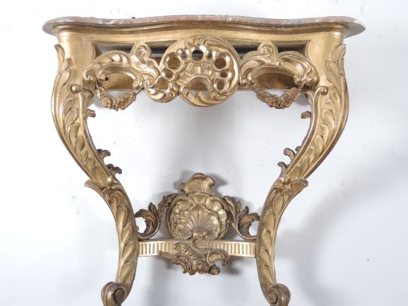 Console de style Louis XV en bois et stuc doré, à décor de rinceaux, d