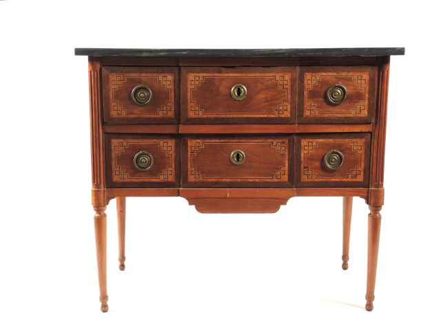 Commode Louis XVI en marqueterie, ouvrant à deux tiroirs, dessus marbr