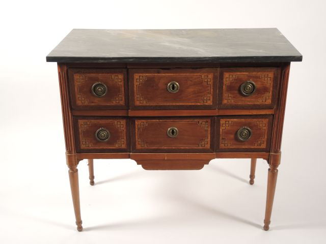 Commode Louis XVI en marqueterie, ouvrant à deux tiroirs, dessus marbr