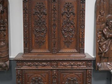 Buffet deux corps de style Renaissance en chêne mouluré et sculpté à d