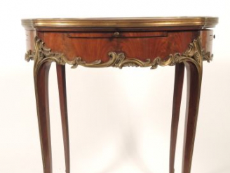 Vente aux enchères Guéridon circulaire Napoléon III de style Louis XV en acajou et placag