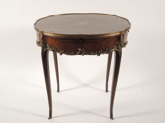 Guéridon circulaire Napoléon III de style Louis XV en acajou et placag