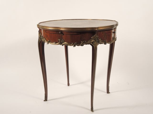 Guéridon circulaire Napoléon III de style Louis XV en acajou et placag