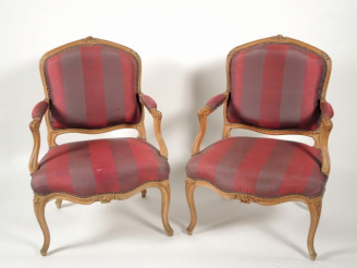 Vente aux enchères Paire de fauteuils à dos plat Louis XV, en bois naturel mouluré et scu