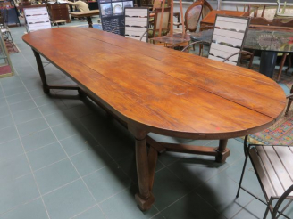 Vente aux enchères Grande table de salle à manger en ormeau, piétement réuni par une entr