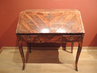 Vente aux enchères Bureau de pente Louis XV en marqueterie, ouvrant à un abattant et deux