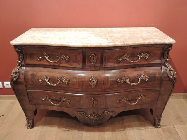 Commode tombeau de style Louis XV en marqueterie, ouvrant à quatre tir