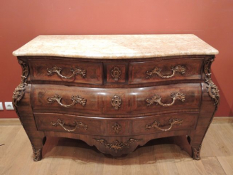 Vente aux enchères Commode tombeau de style Louis XV en marqueterie, ouvrant à quatre tir