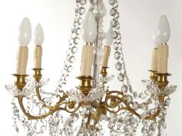 BACCARAT. Paire de lustres en bronze doré à six lumières à pampilles d