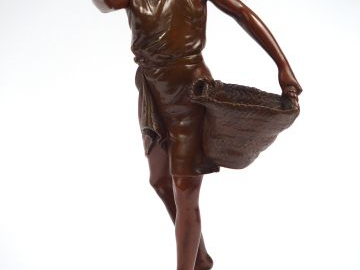 DEBUT "Le vendeur d'oranges". Sculpture en bronze à patine médaille. S