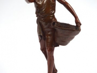 Vente aux enchères DEBUT "Le vendeur d'oranges". Sculpture en bronze à patine médaille. S