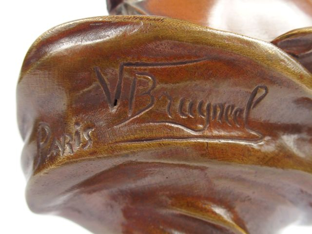 V. BRUGNEEL. "Jeune femme en buste". Sculpture en bronze patiné , vers