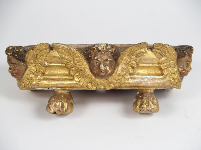 Pique fleurs XVIIIème en bois doré et sculpté, à décor de trois têtes 