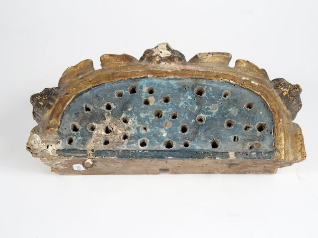 Pique fleurs XVIIIème en bois doré et sculpté, à décor de trois têtes 