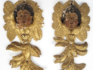 Paire de sujets fin XVIIIème - début XIXème en bois sculpté et doré "V