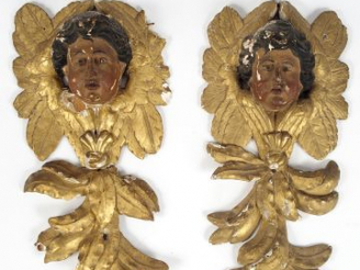 Vente aux enchères Paire de sujets fin XVIIIème - début XIXème en bois sculpté et doré "V