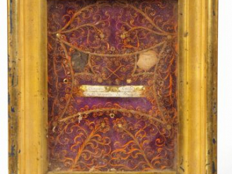 Vente aux enchères Reliquaire XIXème ou paperolle. (petit manque à la dorure du cadre) 23