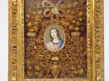 Reliquaire début XIXème en paperolle (petits accidents). 31 x 25 cm , 