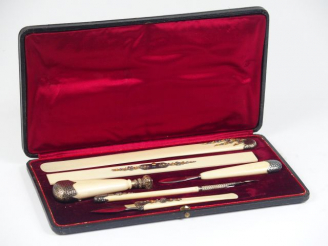 Vente aux enchères Dans son coffret d'origine : un nécessaire de bureau de style Louis XV