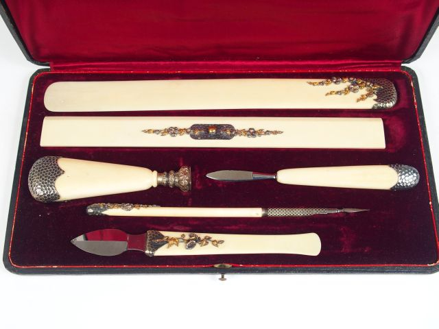 Dans son coffret d'origine : un nécessaire de bureau de style Louis XV