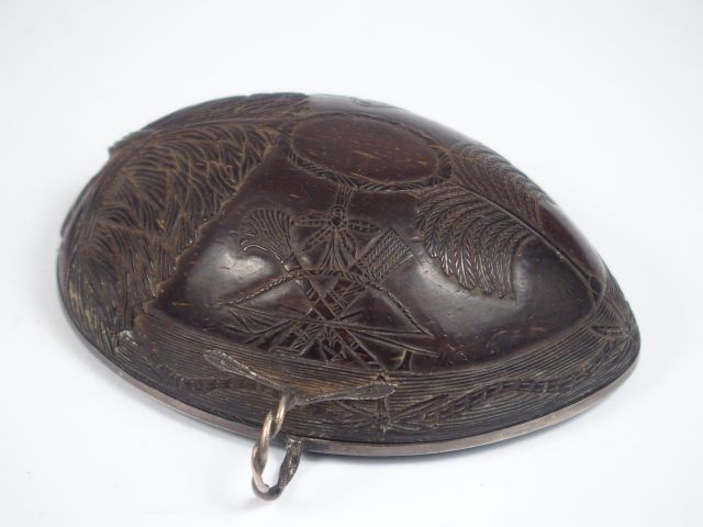 Tasse de chasse fin XVIIIème, noix sculptée cerclée d'argent