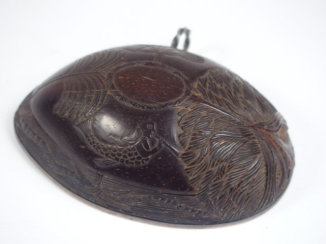 Tasse de chasse fin XVIIIème, noix sculptée cerclée d'argent