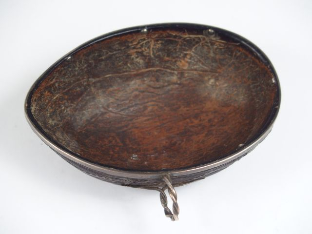 Tasse de chasse fin XVIIIème, noix sculptée cerclée d'argent