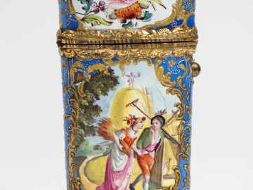 Nécessaire à couture dit "ménagère", en émail et pomponne, à décor dan