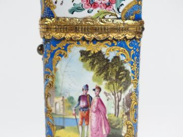 Nécessaire à couture dit "ménagère", en émail et pomponne, à décor dan