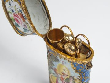 Nécessaire à couture dit "ménagère", en émail et pomponne, à décor dan