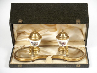 Vente aux enchères FROMENT-MEURICE. Encrier de style Louis XVI en vermeil et porcelaine d