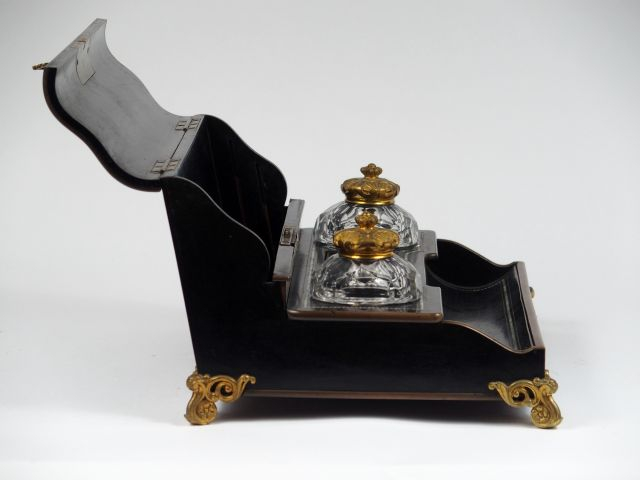 Encrier Napoléon III en bois noirci, marqueterie de laiton et de filet