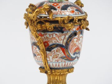 Pot couvert XIXème en porcelaine polychrome d'Imari, prise du couvercl