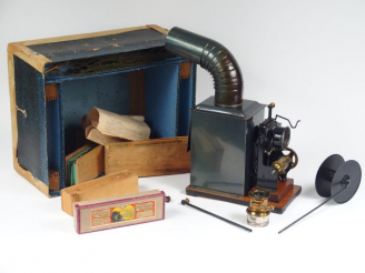 Vente aux enchères Lanterne magique 1900 dans sa boite d'origine (boite usée)