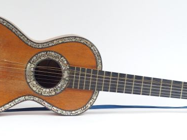 Guitare en marqueterie de nacre à décor de fleurs et de feuillage, sig