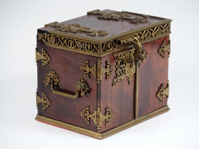 Cave à liqueur XIXème en forme de coffret gothique en bois naturel tei