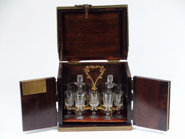 Cave à liqueur XIXème en forme de coffret gothique en bois naturel tei