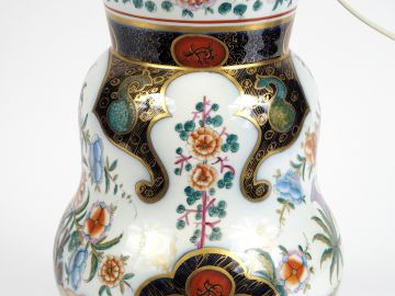 Grand vase balustre XIXème en porcelaine à décor de fleurs polychromes