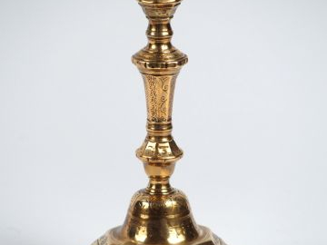 Chandelier XVIIIème en bronze, décor gravé de fleurs et de coquille