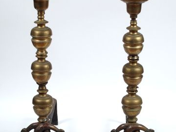 Paire de chenets XVIIIème en bronze, décor de dauphins entrelacés (man