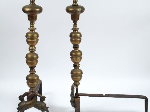 Paire de chenets XVIIIème en bronze, décor de dauphins entrelacés (man