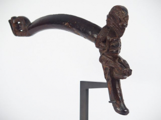 Vente aux enchères Perchoir à oiseaux (mutu kaka), Maori, Nouvelle Zélande Bois dur à pat