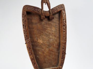 Plat cérémoniel, Aire Asmat, Irian Jaya, Indonésie Bois à patine brune