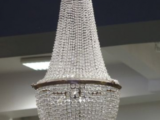 Vente aux enchères Lustre montgolfière à pampilles. H. : 80 cm