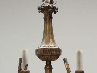 Vente aux enchères Lustre de style Louis XVI en bronze doré, éclairant à 4 lumières. H. :
