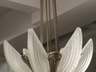 Vente aux enchères SABINO. Lustre Art Déco en verre et métal, à décor de motifs floraux e