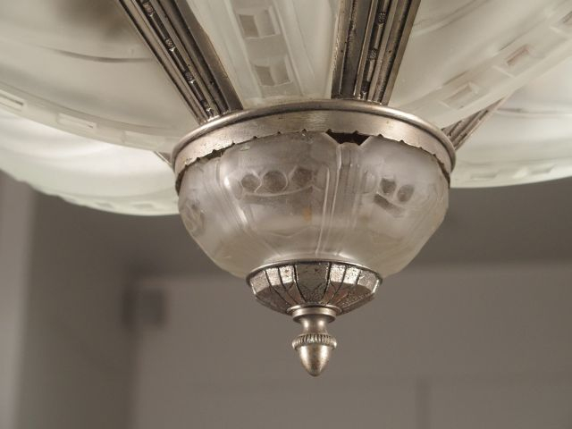 SABINO. Lustre Art Déco en verre et métal, à décor de motifs floraux e