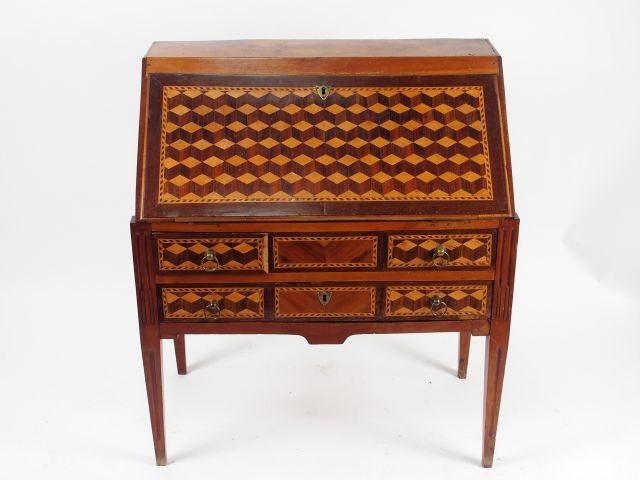 Bureau de pente Louis XVI en marqueterie, à décor de croisillons ouvra